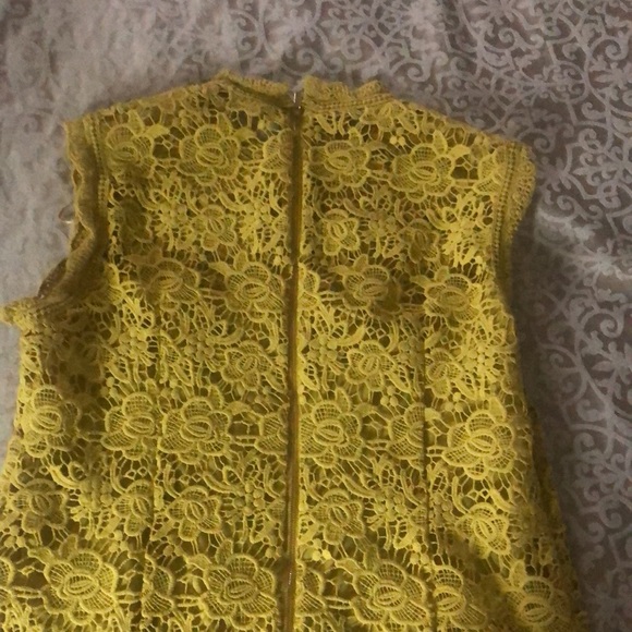 A women’s top - Picture 2 of 4